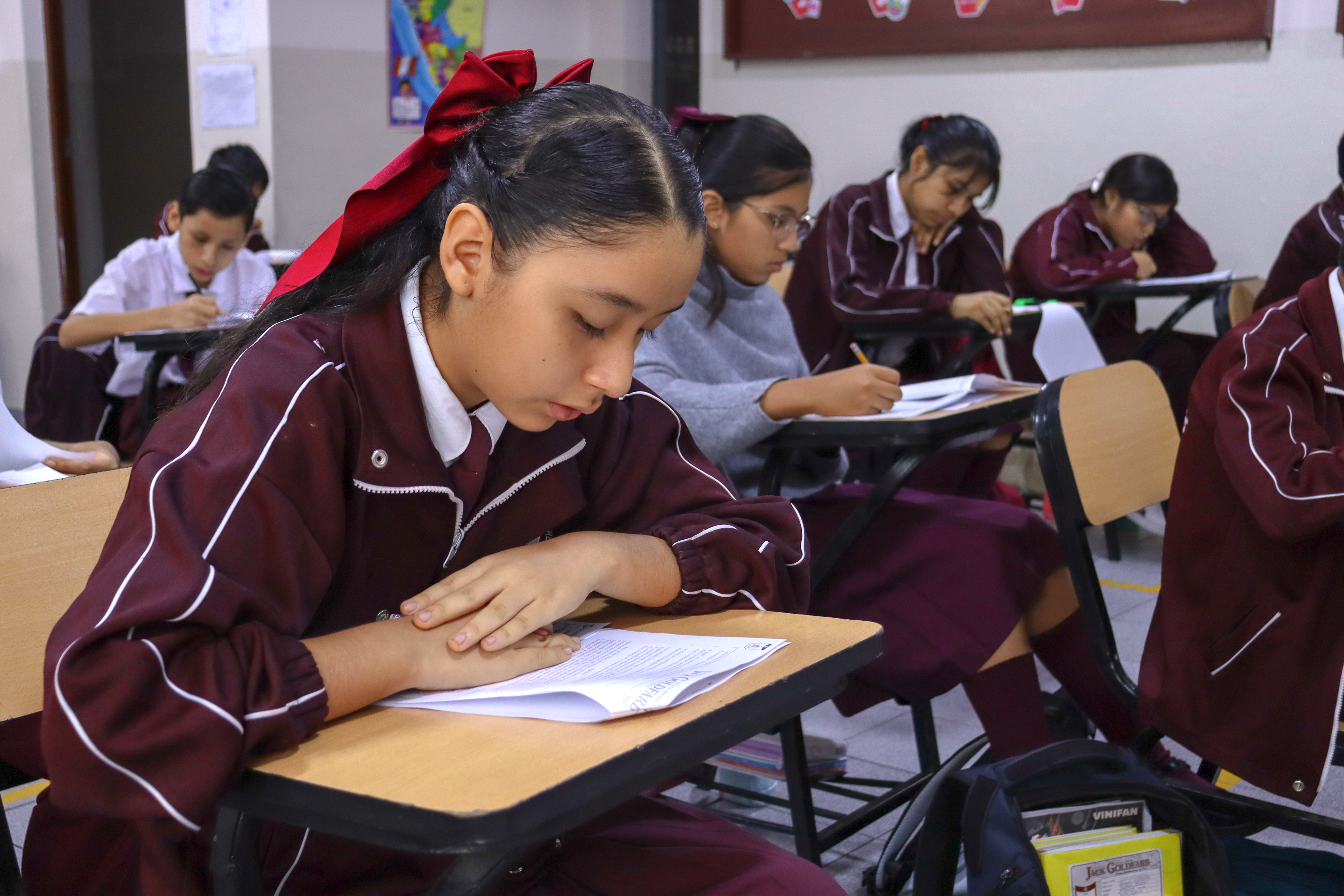 Estudiantes en simulacro de admisión